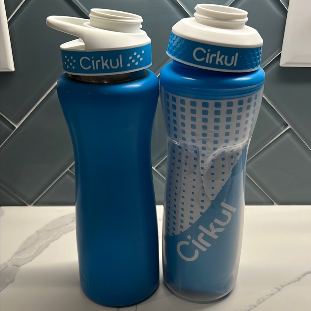 Cirkul Blue Stainless Steel and Plastic Blue & White bottle 22 Ozs